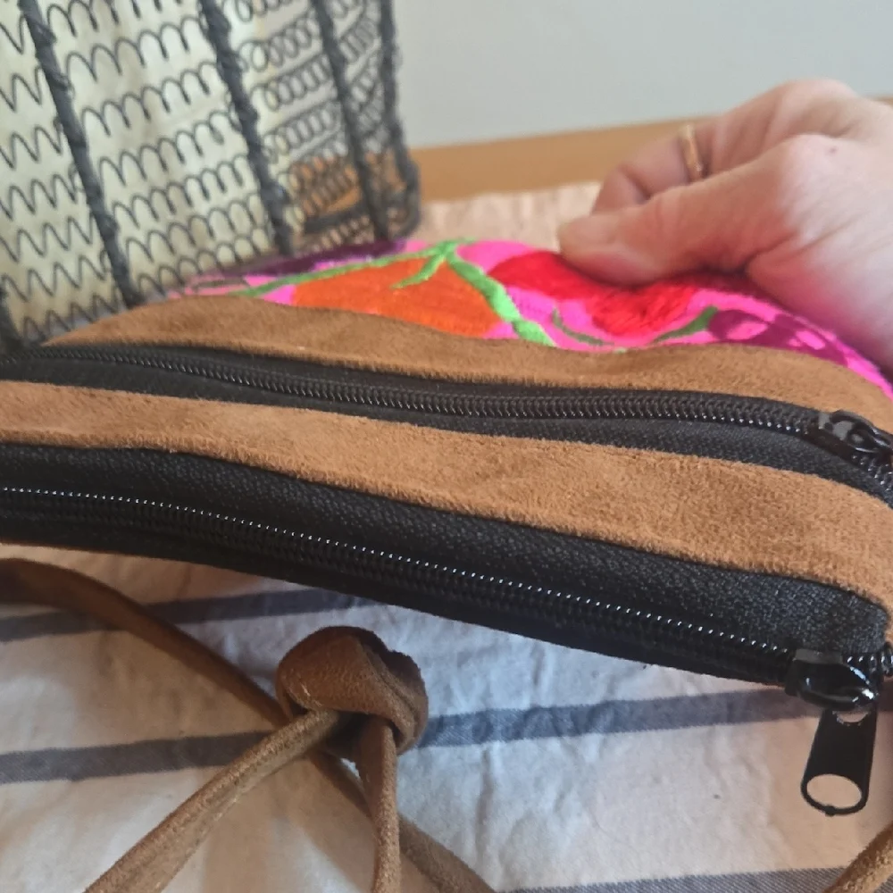 Embroidered Floral Crossbody Bag - Picture 9 of 13